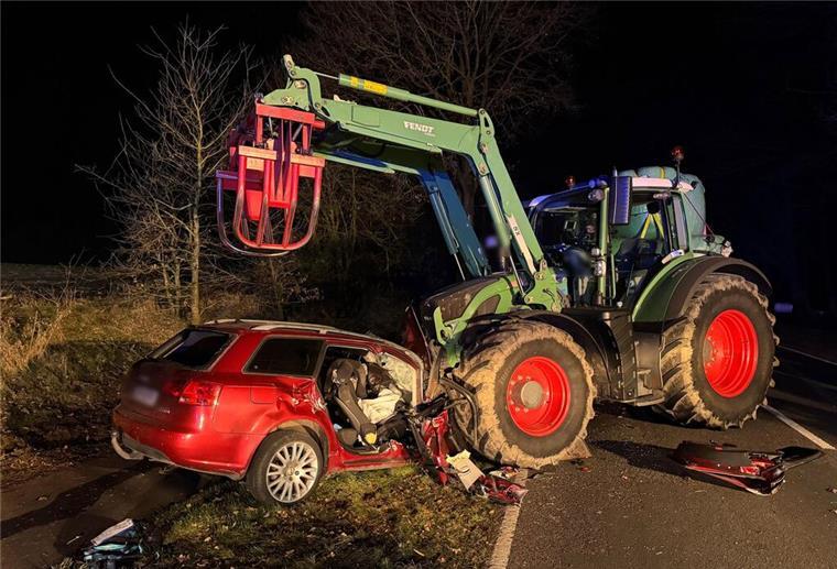 Kollision mit Traktor - eine Tote, zwei Schwerverletzte Ein stark beschädigter PKW und ein Traktor sind an der Unfallstelle zu sehen. Bei einem Zusammenstoß von einem Auto und einem Traktor im Emsland ist eine Insassin des Wagens tödlich verletzt worden. Zwei weitere Insassen des Fahrzeugs wurden schwer verletzt, wie die Polizei mitteilte. Das Auto sei gerade dabei gewesen einen Traktor vor einer Kuppe zu überholen, als es mit einem entgegenkommenden Traktor kollidierte. (zu dpa: «Kollision mit Traktor - eine Tote, zwei Schwerverletzte»)
