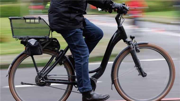 75-jähriger Pedelecfahrer bei Zusammenstoß schwer verletzt Bei einem Zusammenstoß zwischen einem Auto und einem Pedelec-Fahrer in Schüttorf wurde ein 75-jähriger Mann schwer verletzt. (Symbolbild)