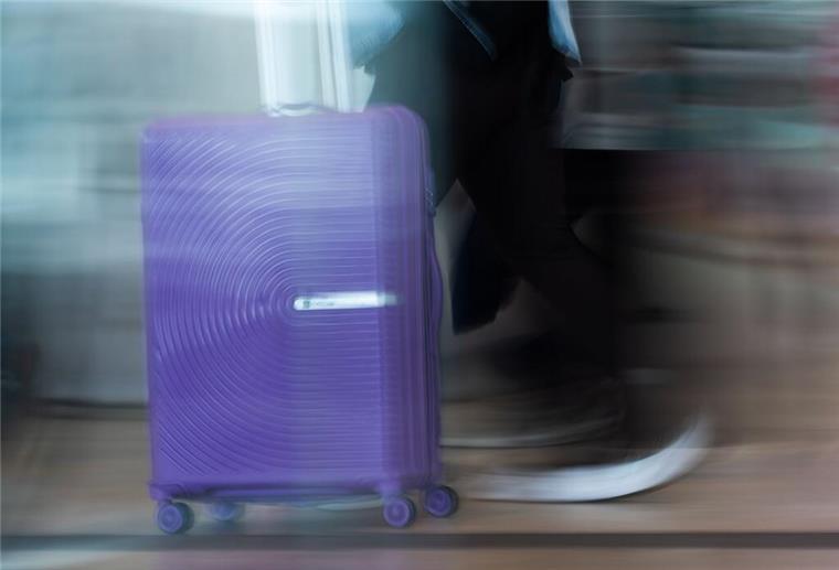 Höllentrip im Bus-Gepäck! Mutter steckt ihr Kleinkind in Koffer und steigt in Reisebus Ein Mann schiebt einen Koffer durch das Terminal vom Flughafen BER. In Neuseeland hat eine Frau ihre zweijährige Tochter in einen Koffer gepackt und im Gepäckraum eines Reisebusses verstaut.