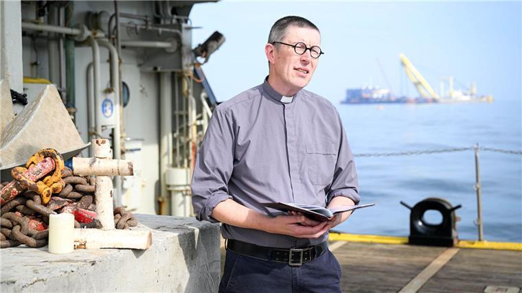 Komplizierte Bergung der „Verity“ aus der Nordsee beendet Bei einer Andacht in der Nähe des Wracks des gesunkenen Frachters „Verity“ erinnert Diakon Martin Struwe an die Toten und Vermissten.