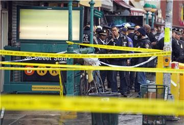 Mitarbeiter des New York City Police Department versammeln sich am Eingang einer U-Bahn-Station im New Yorker Stadtteil Brooklyn. 