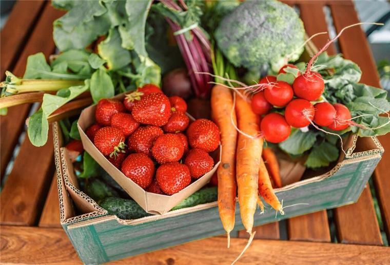 Wertvolles Superfood wächst auch auf Äckern der Region Heimisches Obst und Gemüse in einer Holzbox.