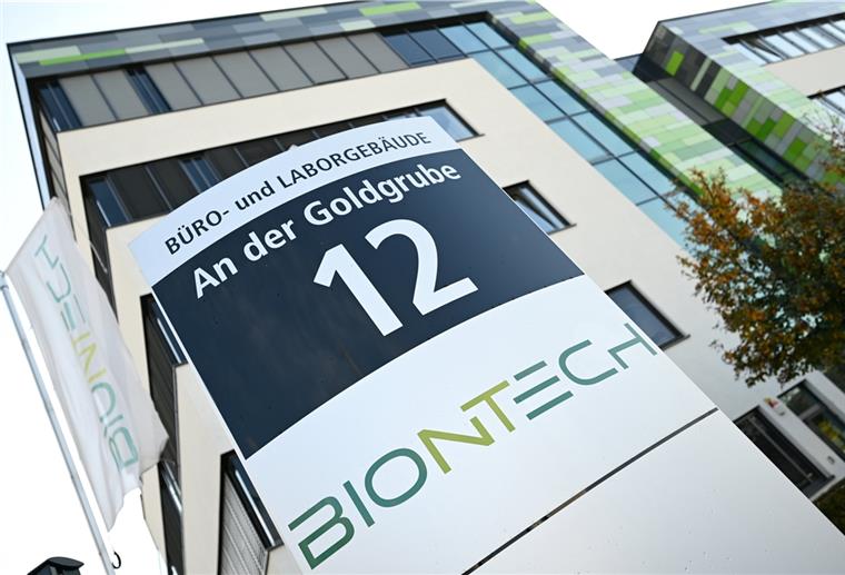 Cyber-Attacke: Daten von Pfizer und Biontech abgegriffen Rheinland-Pfalz, Mainz: Das Logo des Biotechnologie-Unternehmens «Biontech» ist an einer Stele vor der Unternehmenszentrale angebracht. Bei einer Cyber-Attacke auf die Europäische Arzneimittel-Behörde EMA in Amsterdam sind Daten der Pharmaunternehmen Pfizer und Biontech abgegriffen worden.
