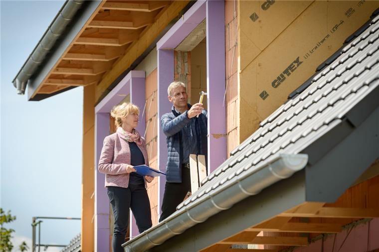 Heizkosten sparen: Wertvolle Tipps für Eigentümer Berater berät Frau über eine Haudämmung