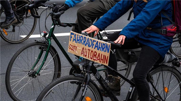 Gericht: Route der Fahrraddemo auf A39 bleibt beschränkt Bei einer Demo fährt ein Fahrradfahrer mit einem Schild mit der Aufschrift „„Fahrradfahr’n“ statt Autobahn“.