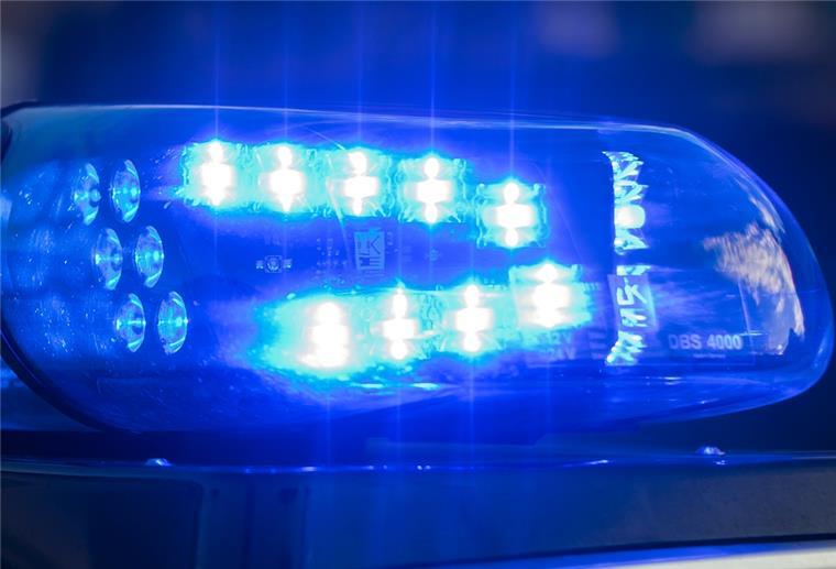 Strafanzeigen bei Demonstration in Cuxhaven - Das Blaulicht auf einem Fahrzeug der Polizei leuchtet in der Dunkelheit.