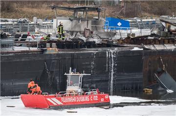 Bei einer Explosion auf einer Duisburger Werft sind zwei Menschen ums Leben gekommen, ein Dritter wird vermisst. 