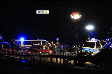 Polizisten stehen an der Anschlussstelle Hellersdorf auf der A10 nordöstlich von Berlin auf der Fahrbahn.