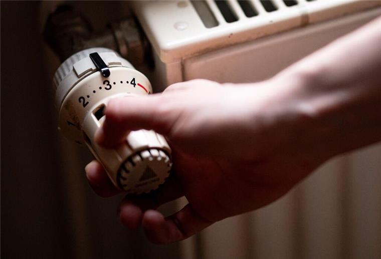 Gute Nachrichten für Mieter in Nordenham: GNSG zahlt Geld zurück Jemand dreht am Thermostat eines Heizkörpers.