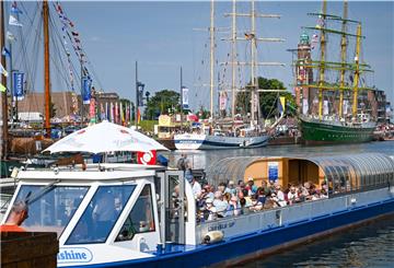 Bei einer Hafenrundfahrt kann man einen etwas anderen Blick auf die Segelschiffe werfen.