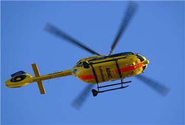 Bei einer Kollsion auf der K21 zwischen eine Rad- und einem Autofahrer wurde eine Person schwer verletzt. Ein Rettungshubschrauber (Symbolbild) brachte die verletzte Person ins Krankenhaus.