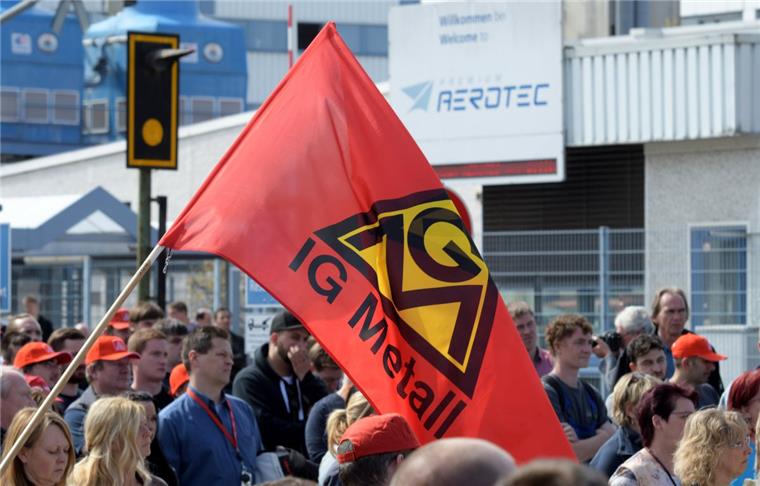 Premium Aerotec: Ruhe in Nordenham - große Probleme in Augsburg Bei einer Kundgebung der IG Metall protestieren Mitarbeiter von Premium Aerotec in Augsburg gegen den Stellenabbau. Die Airbus-Tochter will die Stellen von 500 Leiharbeitern streichen.