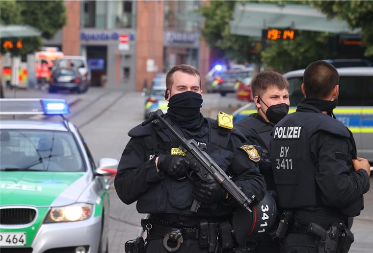 Mann greift Passanten in Würzburg an - Tote und Verletzte Bei einer Messerattacke in der Würzburger Innenstadt sind am Freitag mehrere Menschen getötet worden. Die Polizei sichert den Tatort ab.