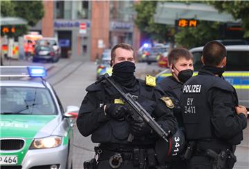 Bei einer Messerattacke in der Würzburger Innenstadt sind am Freitag mehrere Menschen getötet worden. Die Polizei sichert den Tatort ab.