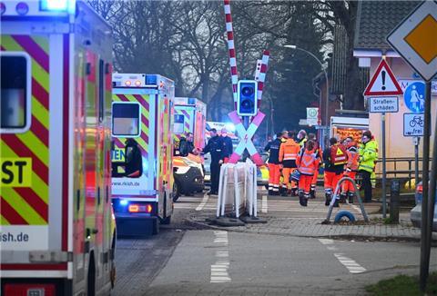 Einsatzkräfte der Polizei und Rettungsdienste sind an einem Bahnübergang in der Nähe von Bahnhof Brokstedt im Einsatz.