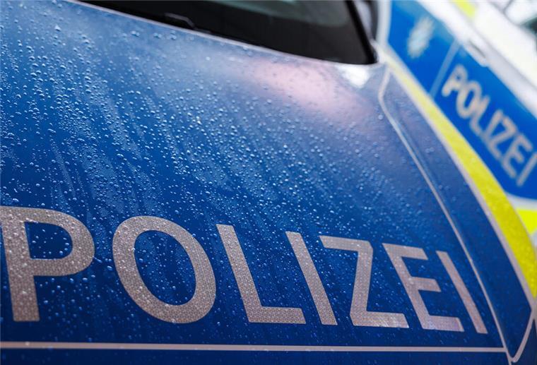 Messerstecherei in Bremerhaven-Mitte - Eine Person verletzt Zwei Streifenwägen der Polizei.