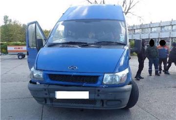 Bei einer Polizeikontrolle erwischten die Beamten auch einen völlig überfüllten Kleintransporter mit 19 Personen.