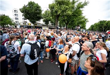 Bei einer „Querdenker“-Demonstrationen in Berlin ist ein 49-Jähriger kollabiert und später im Krankenhaus verstorben.