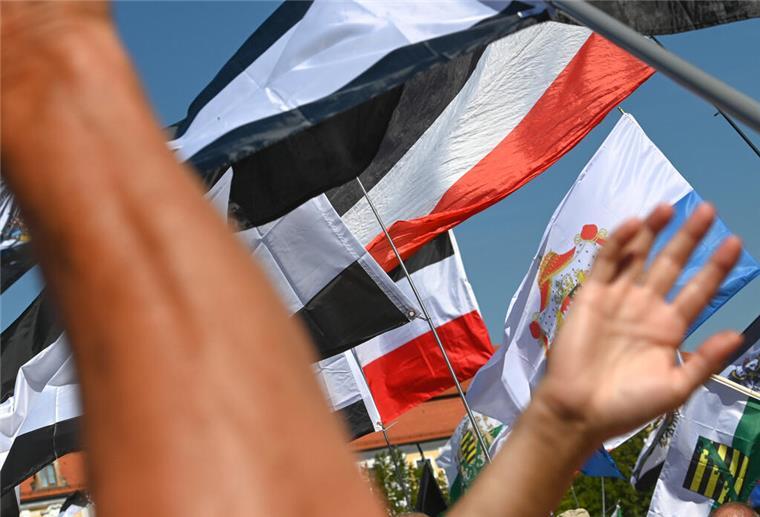 Wohnung von Cuxhavenerin bei großer „Reichsbürger“-Razzia durchsucht Bei einer Razzia gegen „Reichsbürger“ wurden 20 Wohnungen durchsucht. Reichsbürger lehnen die Bundesrepublik Deutschland ab und behaupten, dass es das Deutsche Reich (hier durch die Reichsflagge symbolisiert) noch gibt. (Symbolbild)