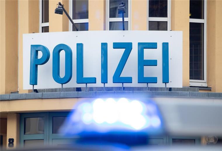 Kontrolle in Bremen: Eltern und Siebenjähriger greifen Polizisten an Ein Einsatzwagen der Polizei steht vor einer Dienststelle.