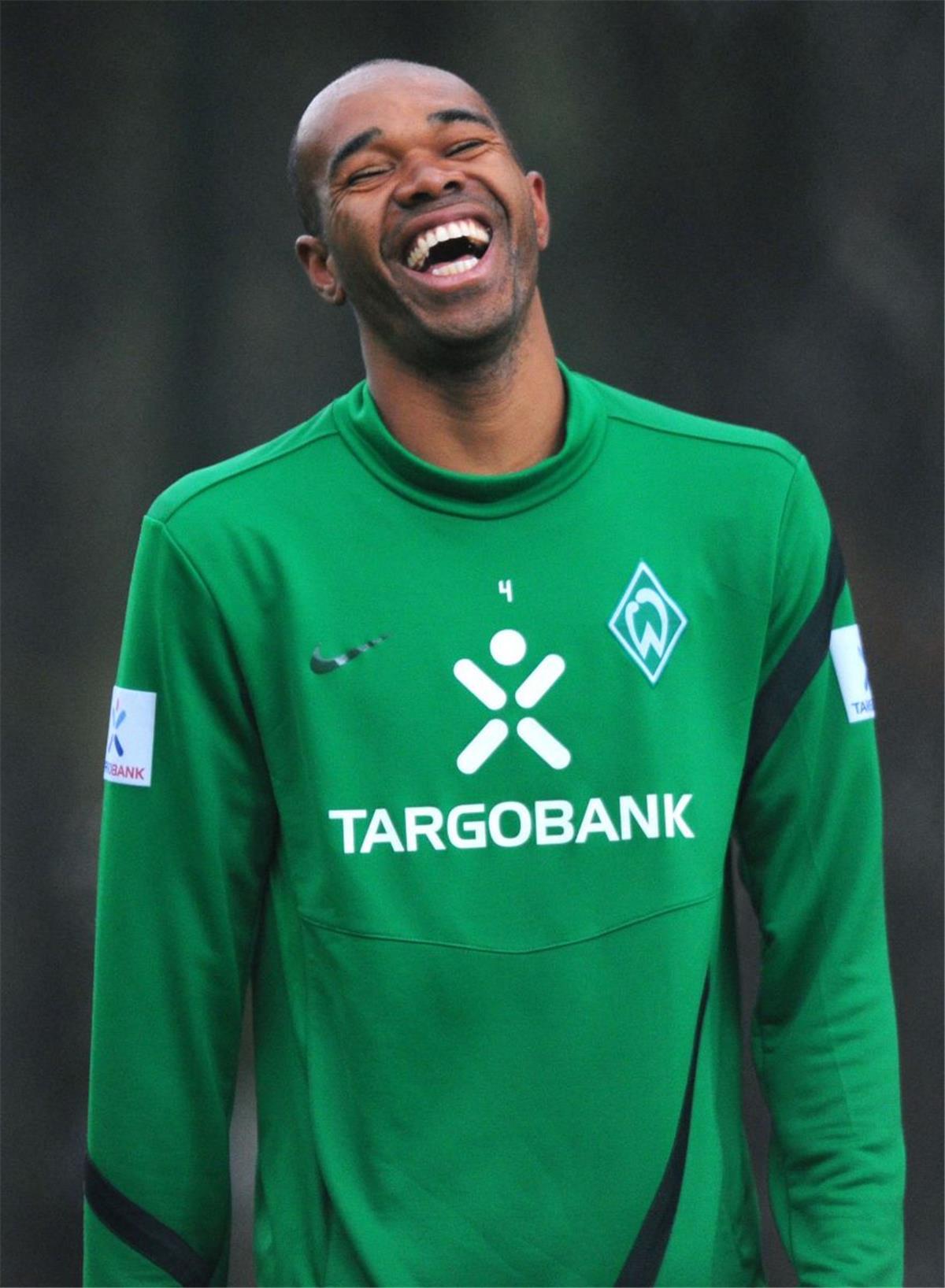 Werder lassen "Football Leaks"-Enthüllungen locker Bei einer Vertragsverlängerung von Naldo soll es laut "Football Leaks" zu Ungereimtheiten gekommen sein.