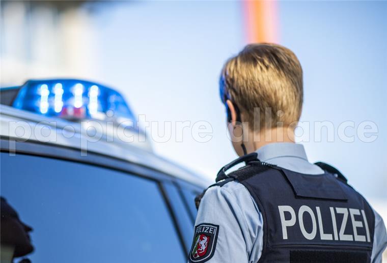 Bremerhaven: Party in Lehe endet für Gast in der Zelle Polizeibeamtin vor Polizeifahrzeug