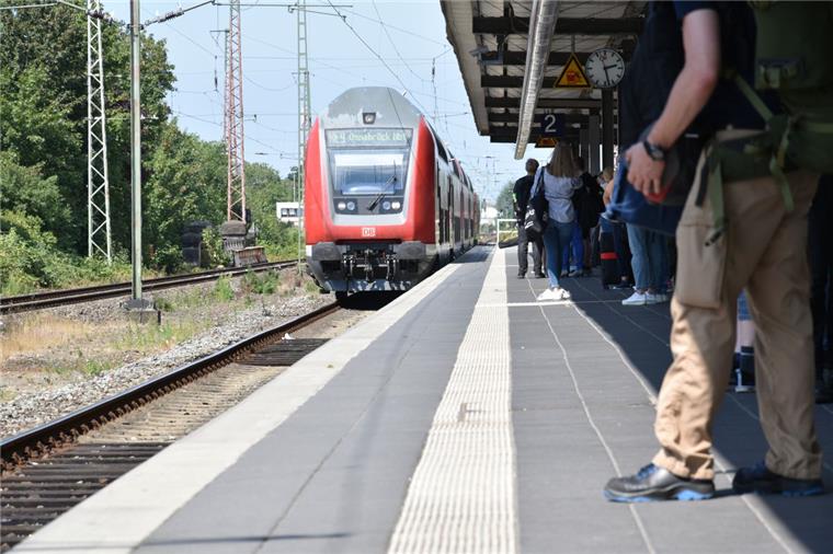 Gleis-Attacke in Frankfurt: Sorge auch in Bremerhaven Bei einfahrenden Zügen gilt: Abstand von den Gleisen halten. Diese Reisenden am Bremerhavener Bahnhof machen es richtig und sind hinter dem weißen Streifen.