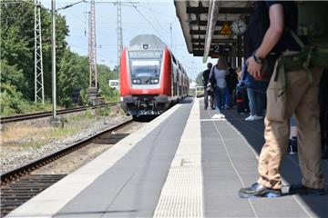 Bei einfahrenden Zügen gilt: Abstand von den Gleisen halten. Diese Reisenden am Bremerhavener Bahnhof machen es richtig und sind hinter dem weißen Streifen. 