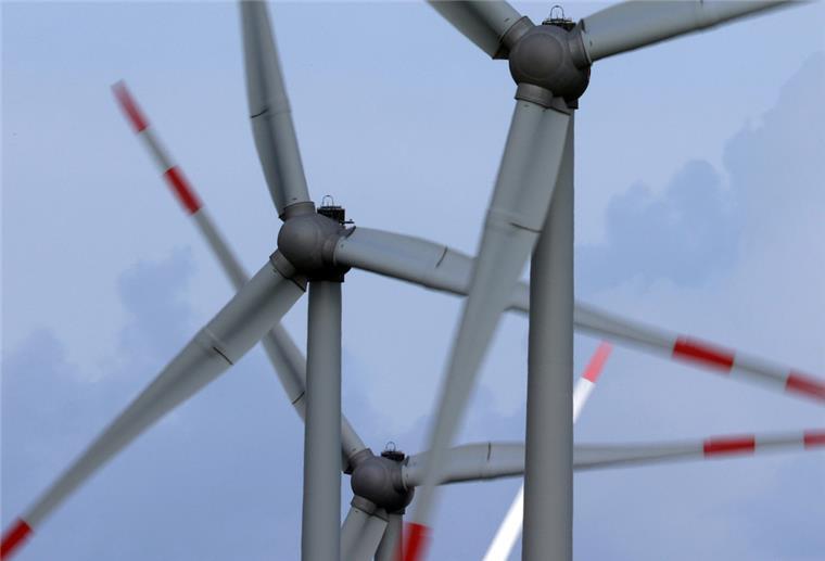 Cuxland: Windenergieanlagen dürfen vorübergehend Leistung erhöhen Windräder drehen sich auf einem Feld im Wind