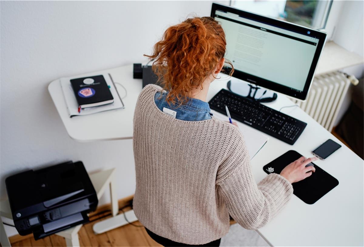 Homeoffice: Mobiles Arbeiten hat viele Vorzüge Das Foto zeigt eine Frau im Homeoffice.
