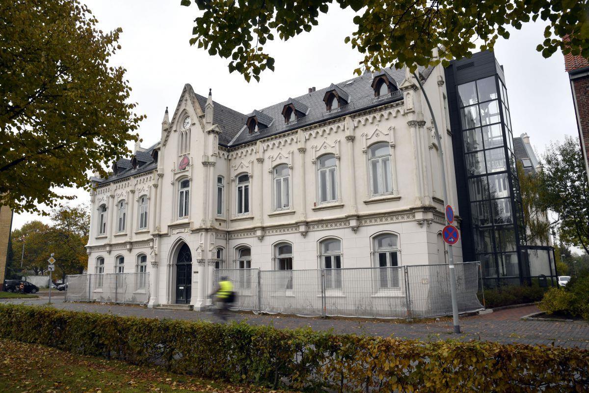 Bei flüchtigem Hinsehen scheint es noch intakt, doch beim alten Leher Rathaus drohen Putz und Zierteile aus der Fassade zu fallen.  Foto Scheschonka