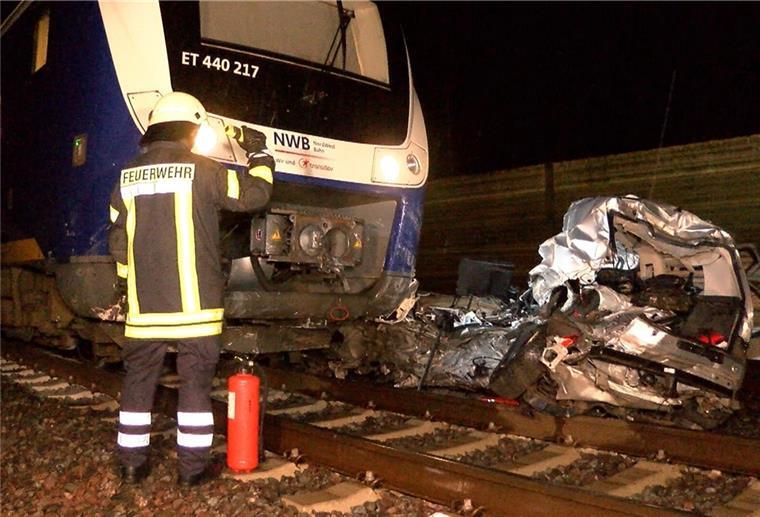 Regio-S-Bahn rammt leeres Auto auf Bahnübergang Ein kaputtes Auto liegt vor einem Zug der Nordwestbahn in der Nacht zum Donnerstag in Ganderkesee (Landkreis Oldenburg).