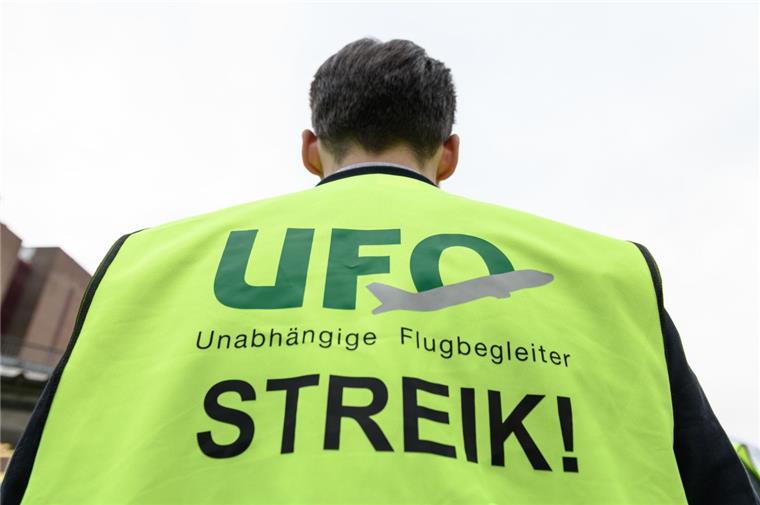 Ufo ruft Germanwings-Flugbegleiter für Montag zum Streik auf Bei Germanwings sollen die Flugbegleiter streiken.