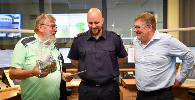 Aus Seenot gerettete Bremerhavener bedanken sich bei ihren Helden Bei Hauptbrandmeister Marcel Poznanski lief vor zwei Jahren der Notruf auf, dass Karl-Heinz Meer (links) und sein Sohn Karl-Heinz Meer jr. 800 Kilometer vor der Küste Floridas in Seenot geraten waren. Am Mittwoch bedankten sich Vater und Sohn persönlich bei Poznanski .