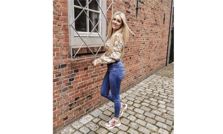 Nach GNTM: Was macht eigentlich Caroline aus Bremerhaven? Bei Heidi Klums Castingshow Germany’s Next Topmodel hat Caroline Krüger es auf Platz sechs geschafft. Die 22-Jährige peilt eine Karriere als Model an, will aber auch ihr Studium in Bremerhaven fortsetzen.