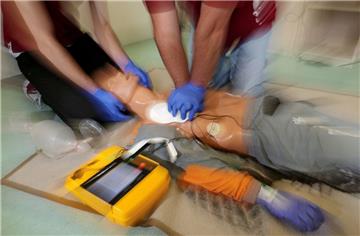 Bei Herzstillstand muss die Reanimation binnen weniger Minuten einsetzen, sonst drohen irreparable Schäden am Gehirn. Setzt die Herz-Druck-Massage erst nach zehn Minuten ein, ist es in der Regel zu spät. Im ländlichen Raum ist das für den Rettungsdienst kaum zu schaffen. Daher setzt der Verein „Mobile Retter“ auf ein Netz freiwilliger Ersthelfer, die im Notfall in der Nähe sind und an den Einsatzort geschickt werden können.
