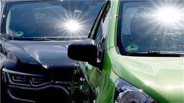 Autos im Sonnenlicht. Bei Hitze kann es im Auto schnell sehr heiß und gefährlich werden. In Visselhövede waren jetzt Kinder in einem Auto eingeschlossen. (Symbolbild)