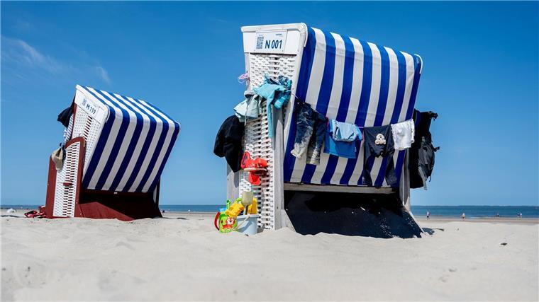 Bei hohen Temperaturen ist ein Strandkorb am Meer für viele Menschen ein angenehmer Aufenthaltsort. (Archivbild)