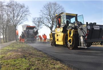 Bei idealen Witterungsbedingungen können die Bauarbeiten auf der Landesstraße fortgesetzt werden.
