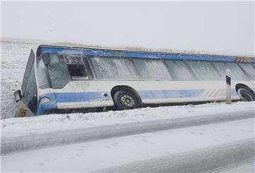 Bei Iffens ist ein Linienbus aufgrund der winterlichen Straßenverhältnisse in den Graben gerutscht.