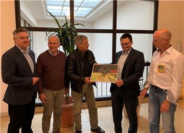 Bei ihrem Besuch im Umweltministerium überreichte die BI-Delegation ein Bild: "Der Aufschrei" symbolisiert ihren Protest. 