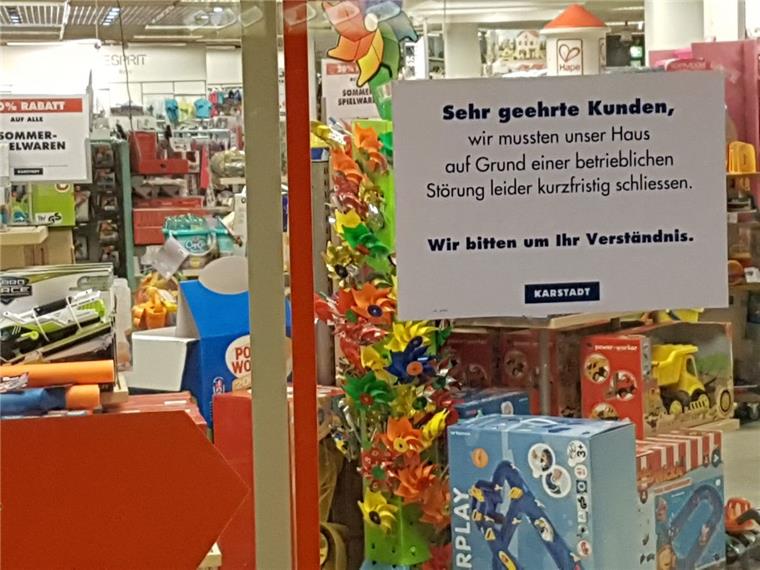 Heftiger Regen legt Geschäfte lahm Bei Karstadt geht zwischenzeitlich nichts mehr.