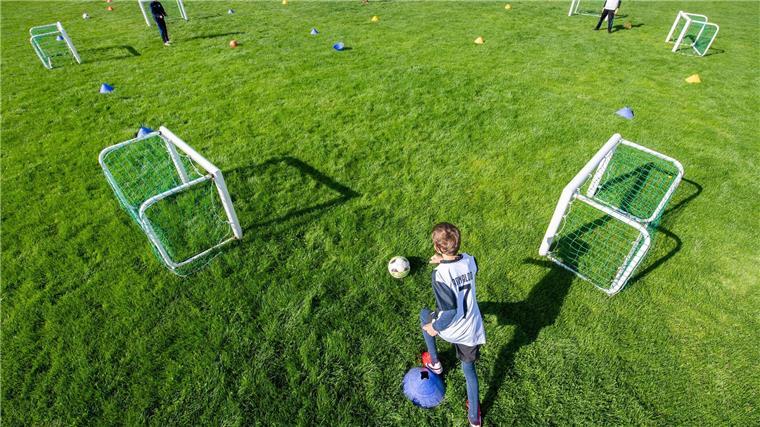 Bei Kindern ist Fußball im Verein beliebt, bei Jugendlichen wird es weniger.