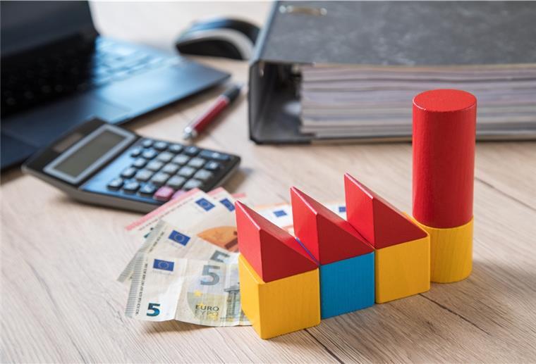 Wohnimmobilien: Höhere Kreditzinsen drohen Bei Krediten auf Wohnimmobilien sollen Banken und Sparkassen einen Kapitalpuffer von 2 Prozent der Kreditsumme aufbauen – zur Prävention vor Ausfällen.