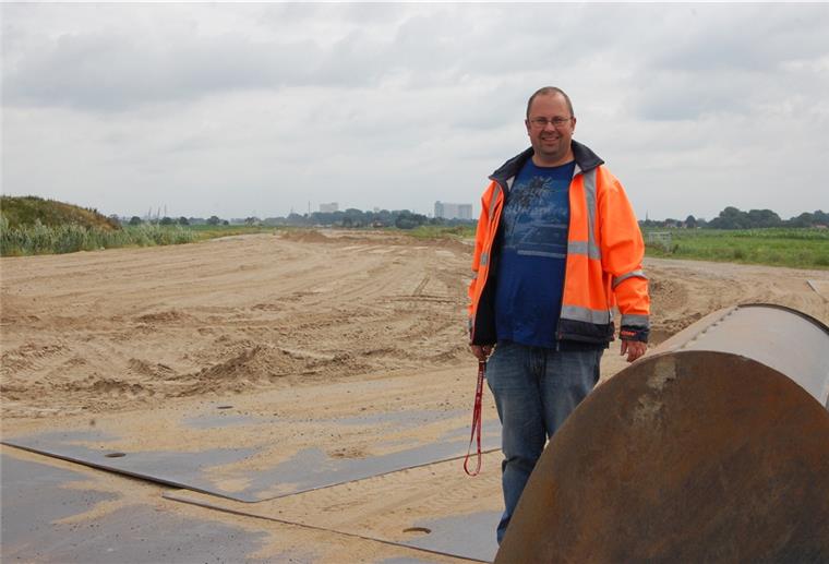 Jetzt kommt der Sand weg Bei Logemannsdeich ist der überschüssige Sand bereits abgetragen. Auf die Trasse der B211neu kommt ab September erst Schotter und dann Asphalt, beschreibt Florian Böschen, zuständig für die Bauüberwachung, die nächsten Schritte.
