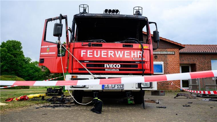 Bei Lüneburg hat am Morgen ein Feuerwehrfahrzeug Feuer gefangen.