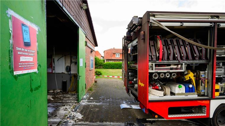 Bei Lüneburg hat am Morgen ein Feuerwehrfahrzeug Feuer gefangen.