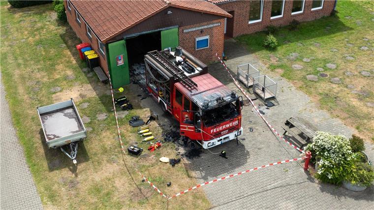 Bei Lüneburg hat am Morgen ein Feuerwehrfahrzeug Feuer gefangen.