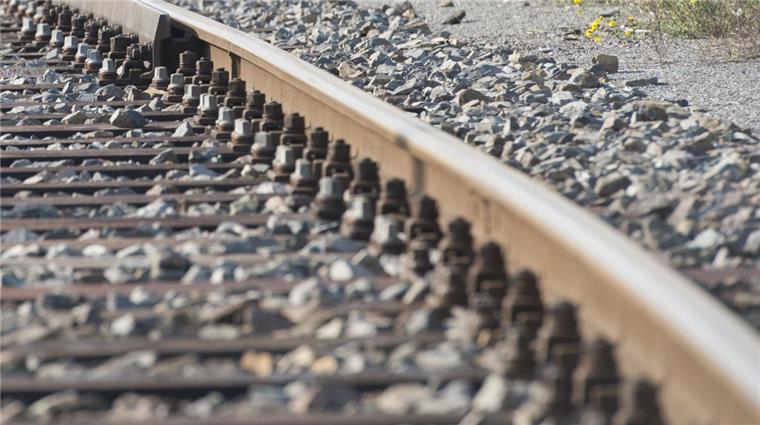Trecker-Anhänger rutscht bei Lunestedt gegen Bahndamm Bei Lunestedt ist ein Trecker-Anhänger gegen den Bahndamm gerutscht.