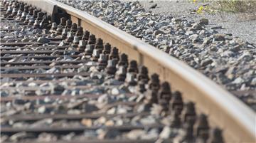 Bei Lunestedt ist ein Trecker-Anhänger gegen den Bahndamm gerutscht.
